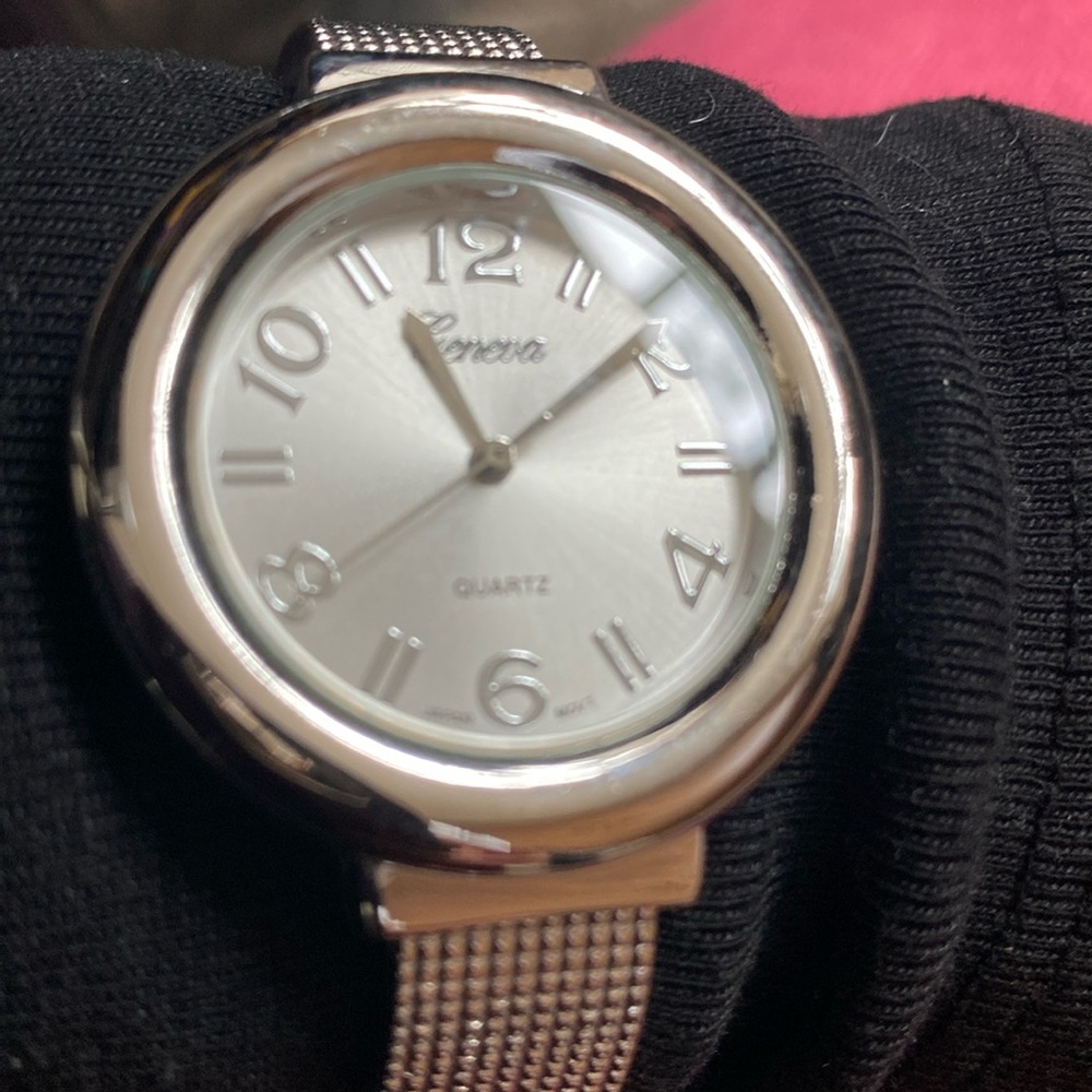 Geneva silver tone quartz watch.